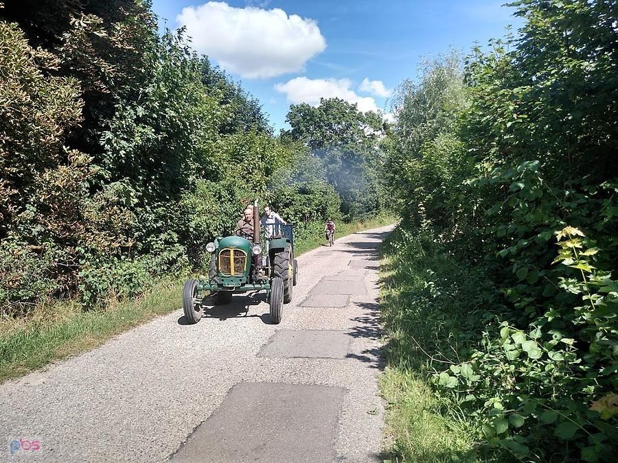 Stary traktor na wiejskiej drodze