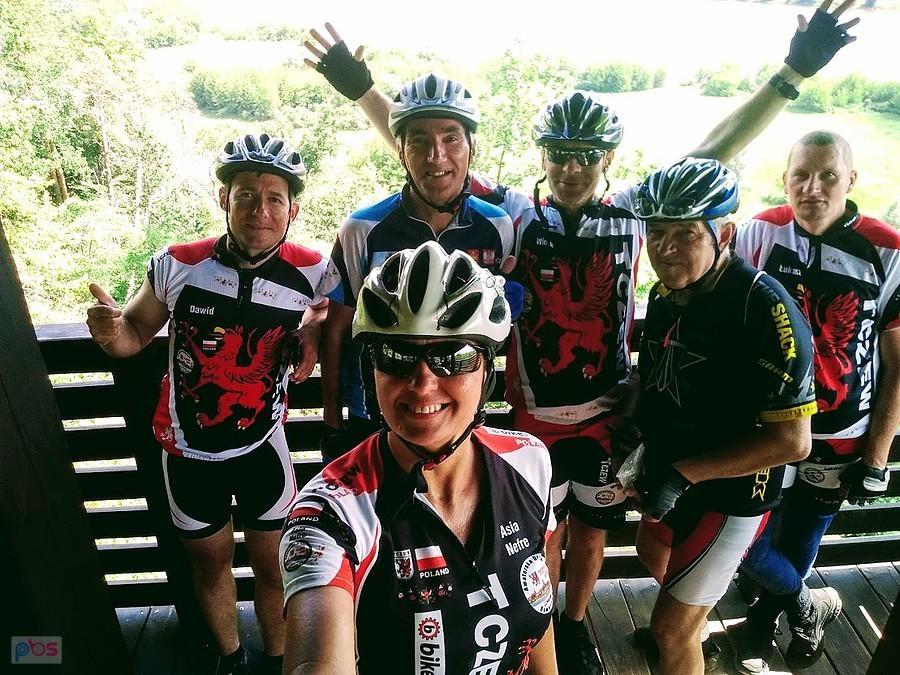 Grupa kolarzy na wycieczce