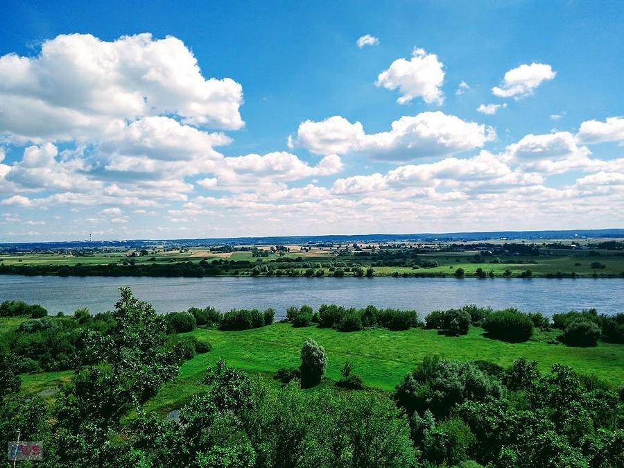 Widok na rzekę i zielone łąki