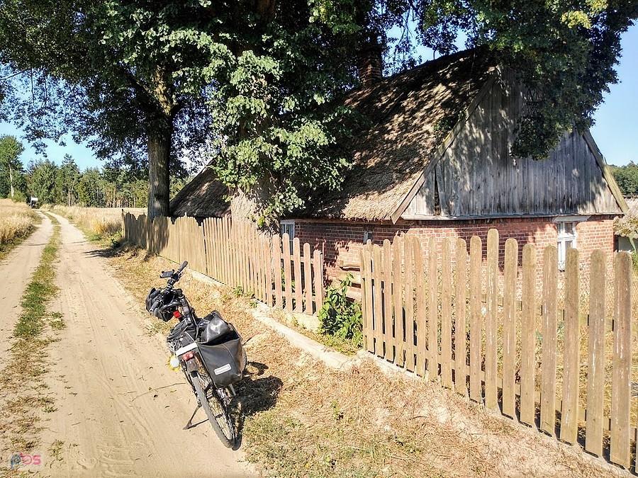 Motocykl na wiejskiej drodze