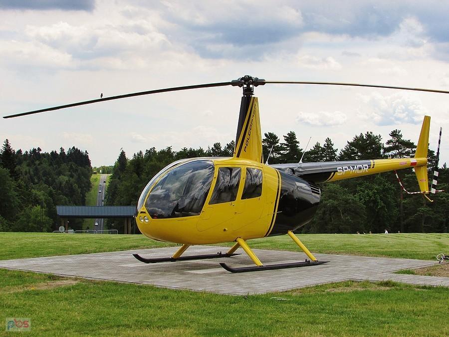 Arłamów - lądowisko dla helikopterów, a na nim Robinson Raven