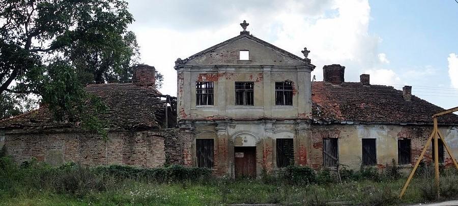 Zrujnowany dwór z końca XVIII wieku w Starym Dworku