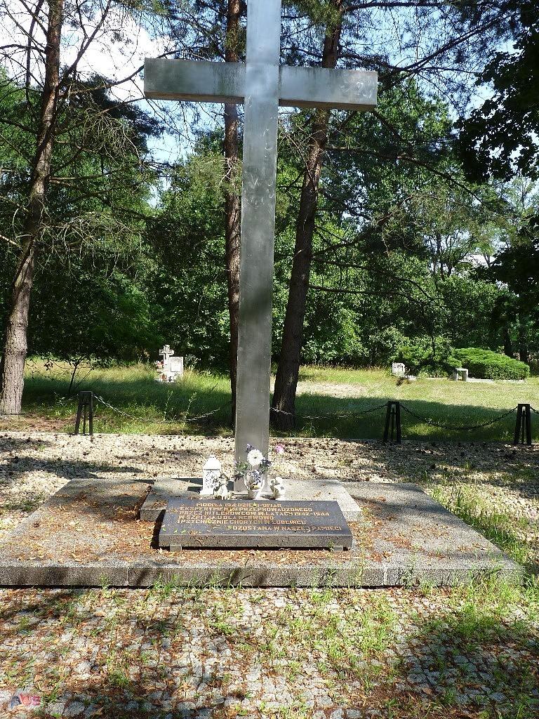 zbiorowy grób dzieci- ofiar hitlerowców