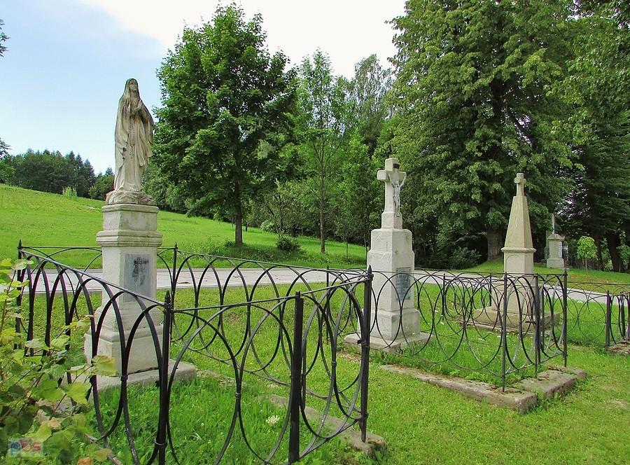 Tyrawa Wołoska - zachowane XIX wieczne nagrobki na cmentarzu przykościelnym