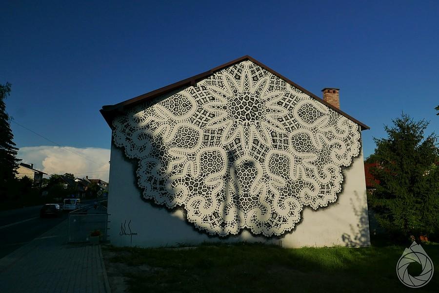 mural przypominający, że w Bobowej robią serwetki
