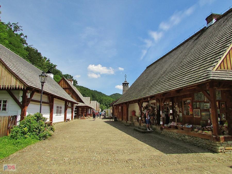 Skansen w Sanoku - uliczka prowadząca na Galicyjski Rynek