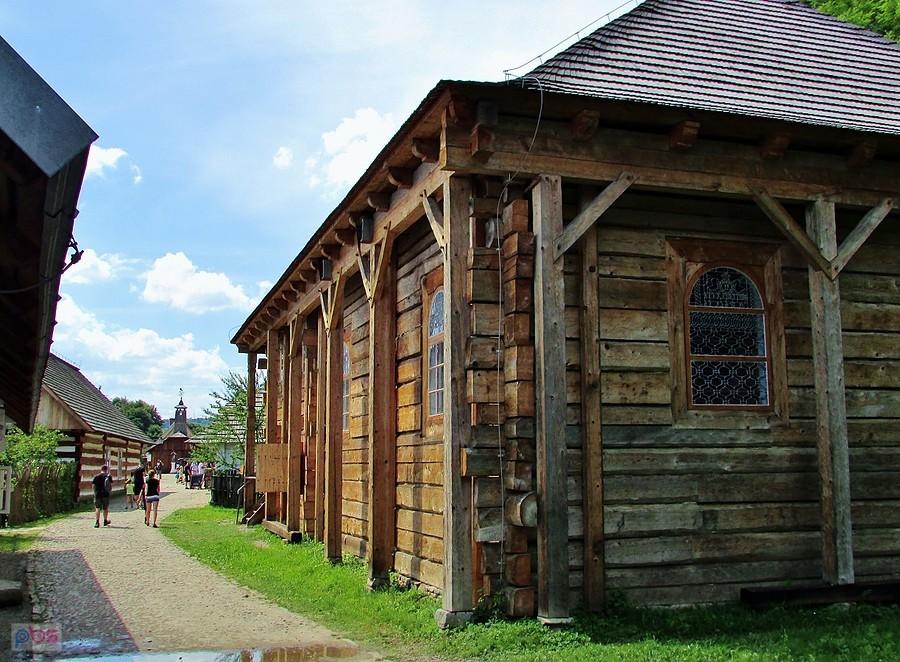 Wejście od strony wschodniej na Galicyjski Rynek otwiera replika XVIII wiecznej synagogi z Połańca