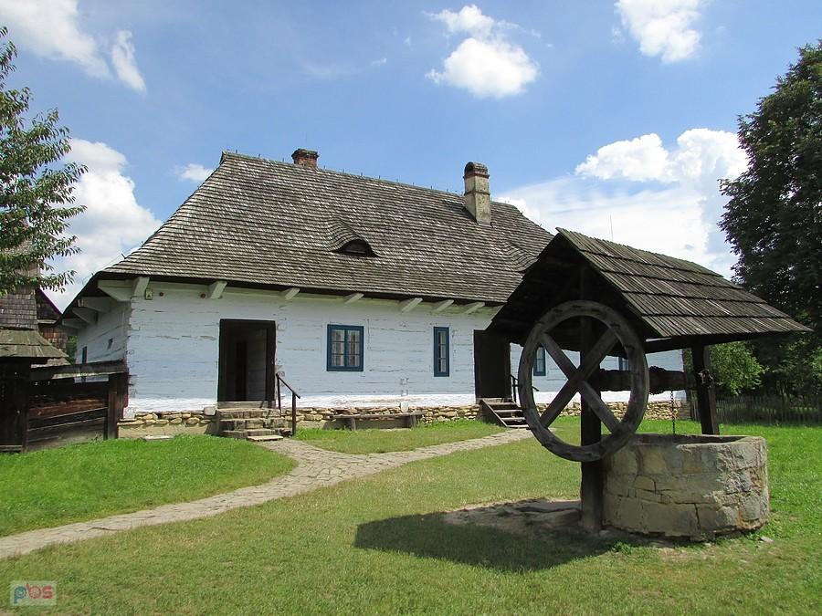 W pobliżu kościoła z Bączala Dolnego ustawiono Zagrodę Plebańską z plebanią z 1865 roku przeniesoną z Ropy