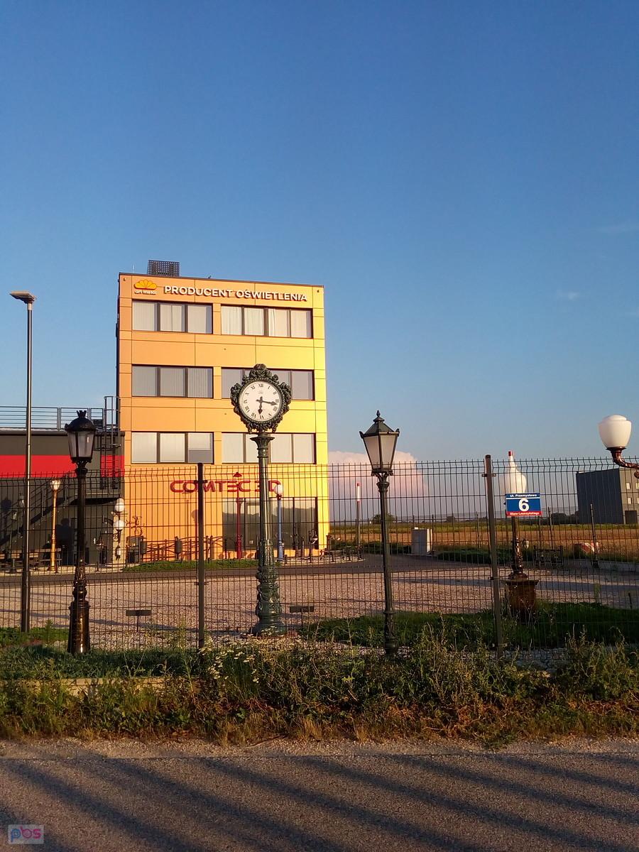 Zegar przed zakładem produkującym oświetlenie
