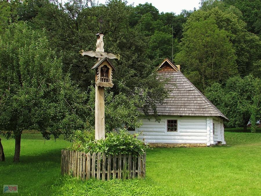 Skansen w Sanoku - krzyż z kapliczką z Jaszczwi i szkoła z Wydrnej pochodzą z tego samego okresu - 1880 roku
