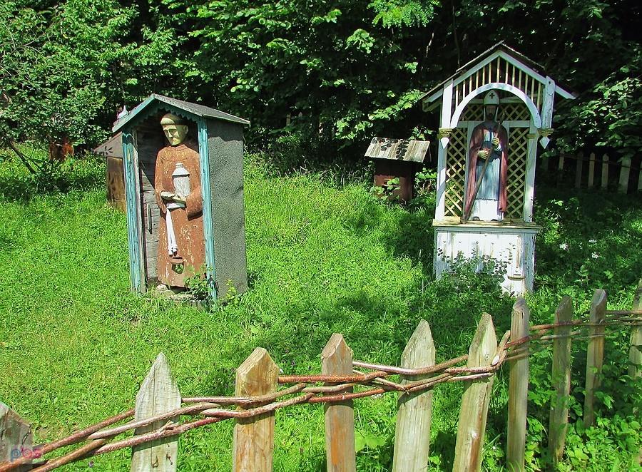 Pasieka z oryginalnymi ulami