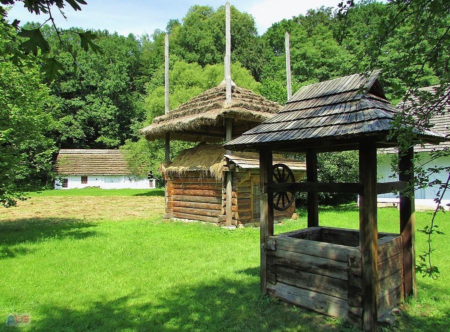 Studnia i bróg przy zagrodzie Dolinianów