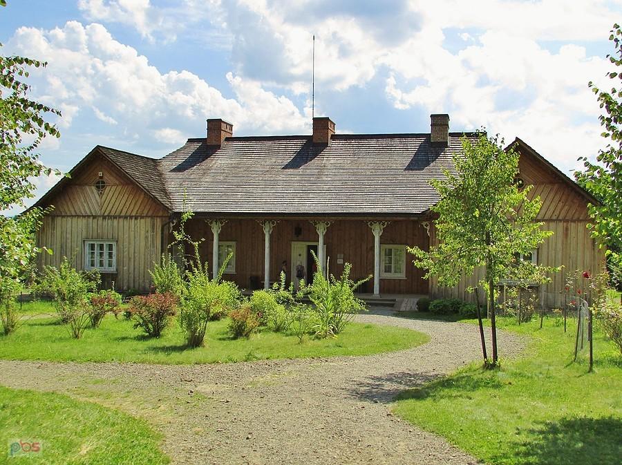 Skansen w Sanoku - dwór ze Święcan k/Jasła zbudowany w 1861 roku