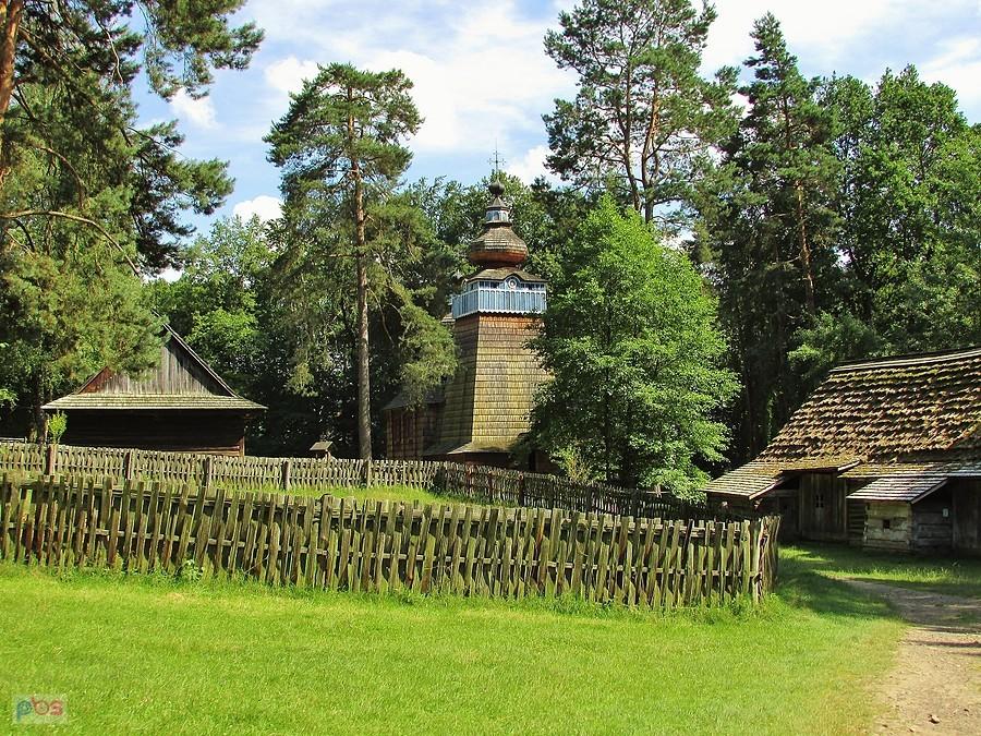 Zabudowania wsi łemkowskiej i cerkiew z Ropek w skansenie sanockim