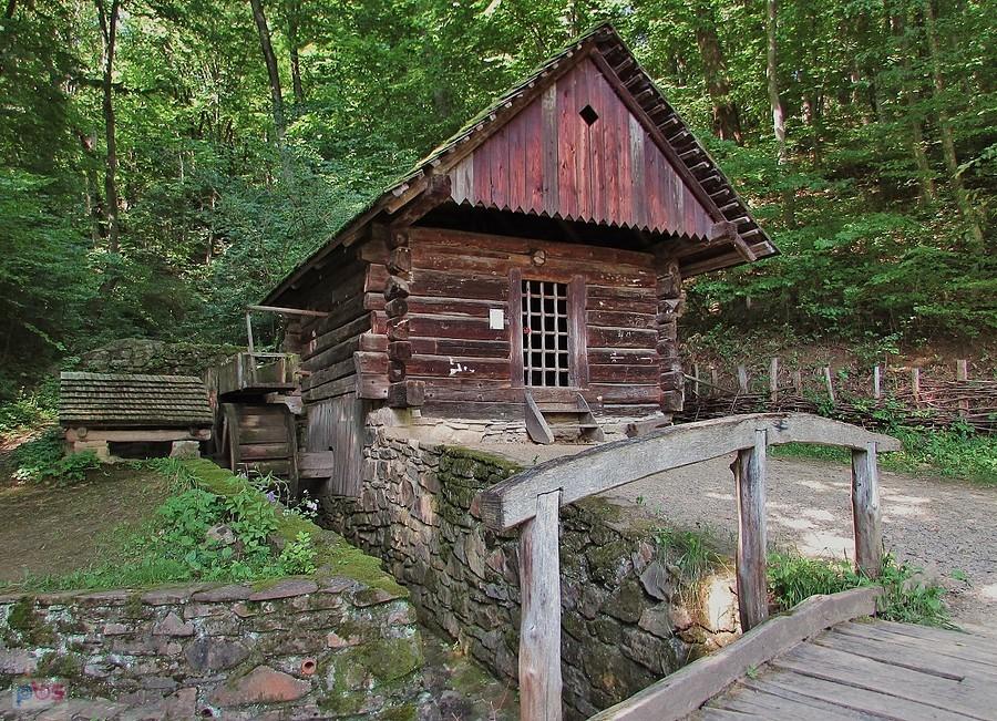 Skansen w Sanoku - młyn wodny z 1880 roku przeniesiony z Woli Komborskiej