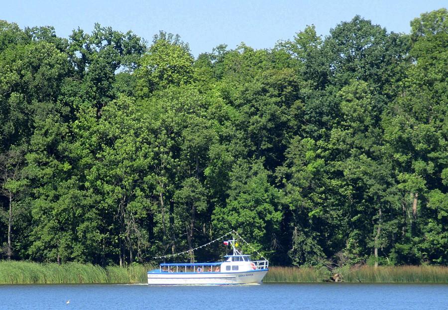Statek płynący po Jeziorze Kórnickim