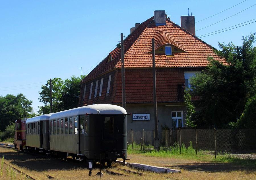 Stacją Średzkiej Kolei Wąskotorowej w Zaniemyślu