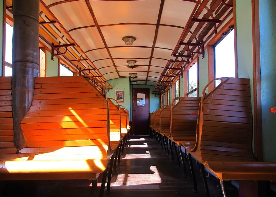 Wnętrze wagonu średzkiej wąskotorówki