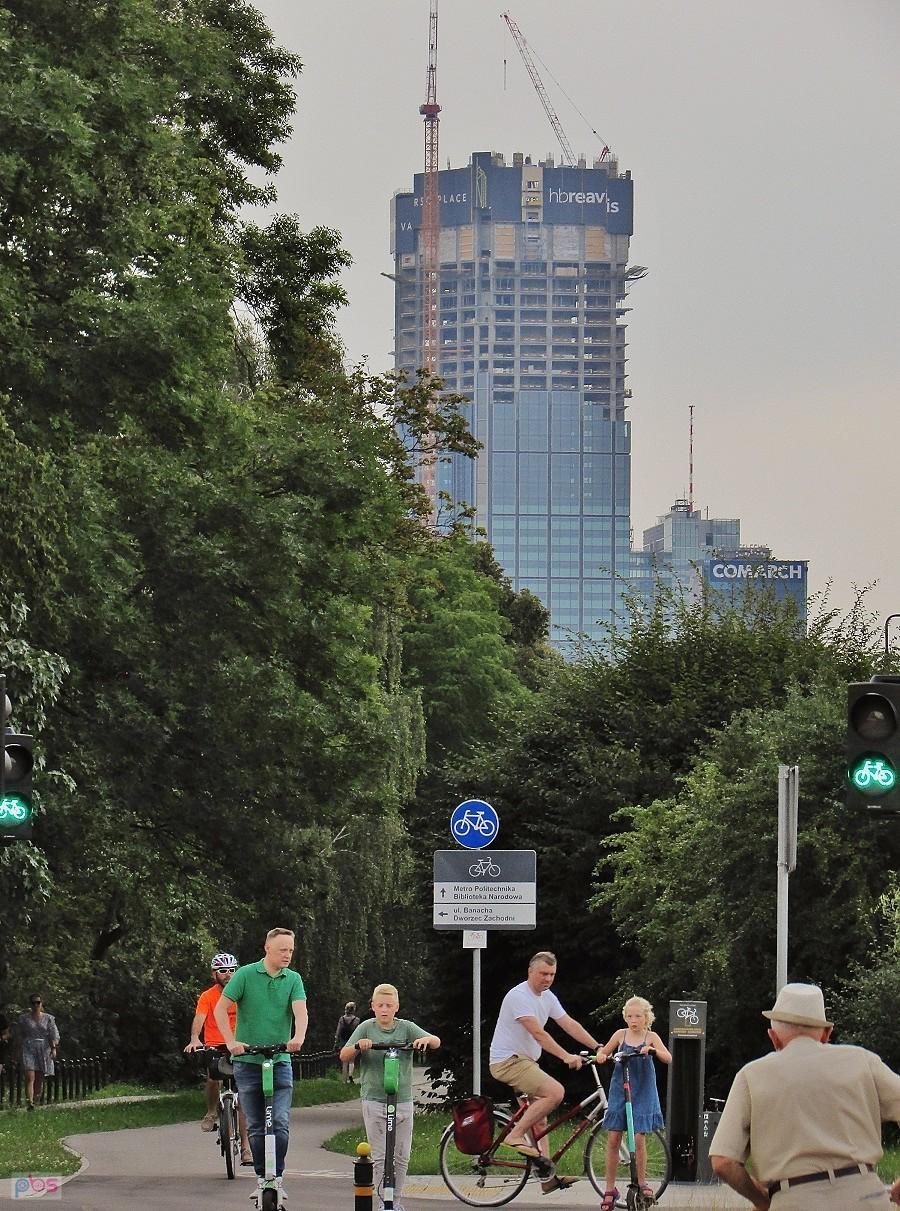Widok na budujący się Varso Tower z ul. Batorego