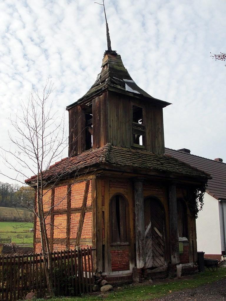 Dzwonnica z muru pruskiego pochodząca z 1814 r. w Bobrówku