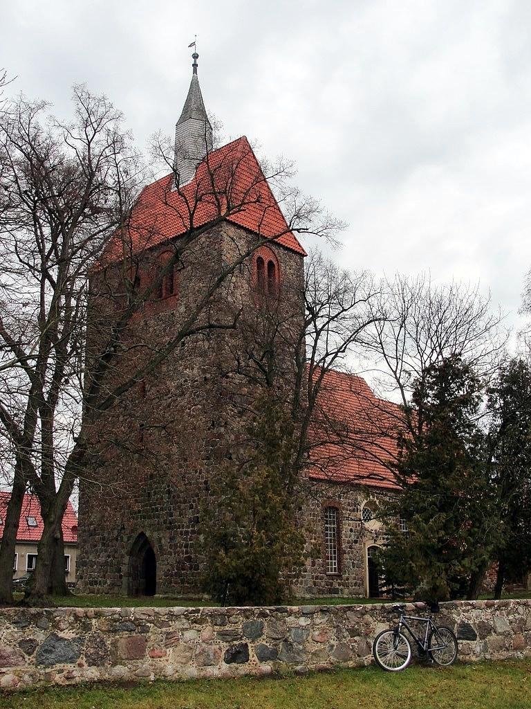 Kościół z drugiej połowy XIII wieku w Arensdorf