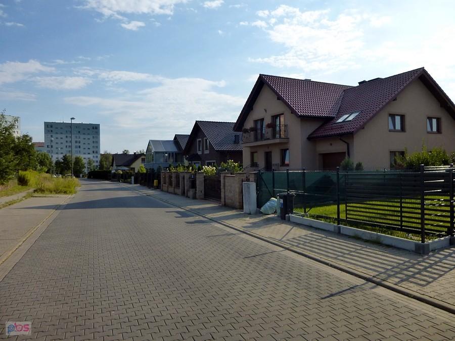 Domki przy Brożka obok wieżowców