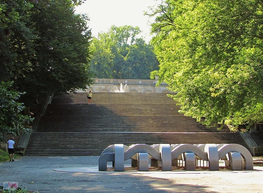 Pomnik skarpety od 8 lat straszy przy schodach w Parku im. Marszałka Śmigłego-Rydza