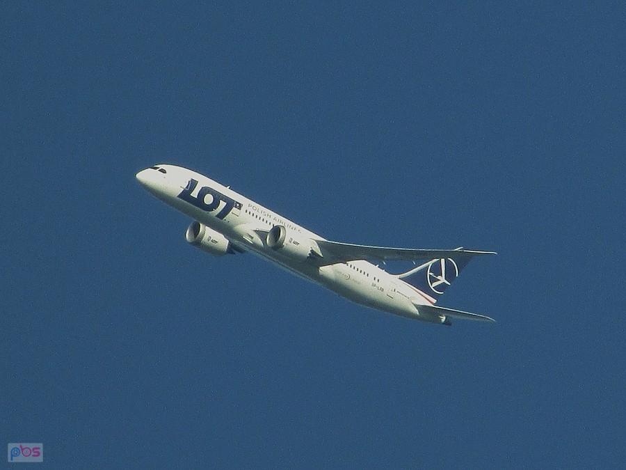 Dreamliner zaraz po starcie ostro nabiera wysokości