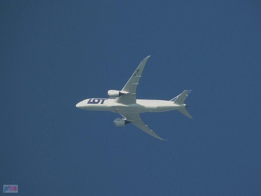 Dreamliner do Toronto, na Wisłą w Warszawie, bierze kurs na pólnoc