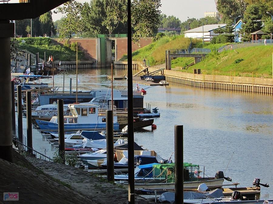 Port Czerniakowski przy wrotach śluzy, które łączą go z Wisłą