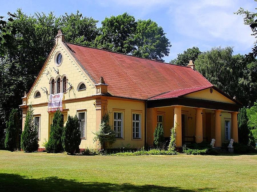 Klasycystyczny dworek myśliwski z ok. 1830 r. w Kuropatnikach
