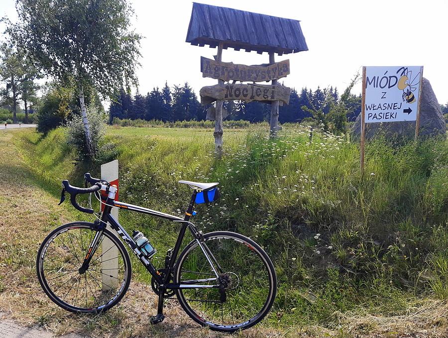 Przed wjazem do agroturystyki, Radzewice