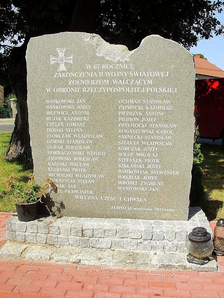 Tablica pamięci poległym żołnierzom, na 67 rocznicę zakończenia II wojny światowej w Lubnie