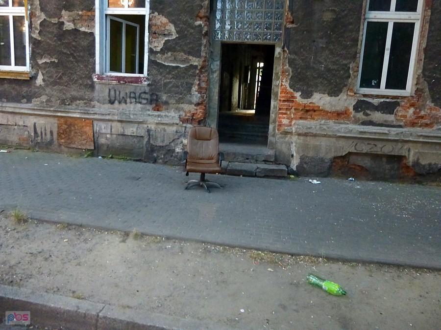 Krzesł na dworze tu nie brakuje