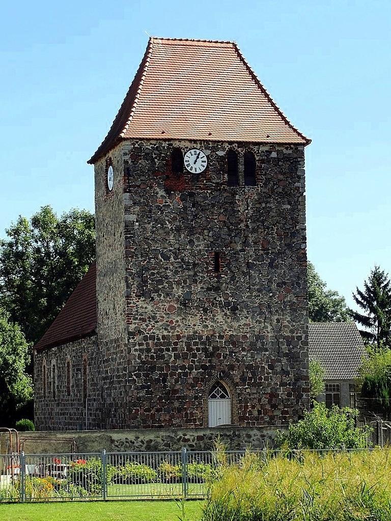 Kościóół wiejski z XIII wieku w Garzin