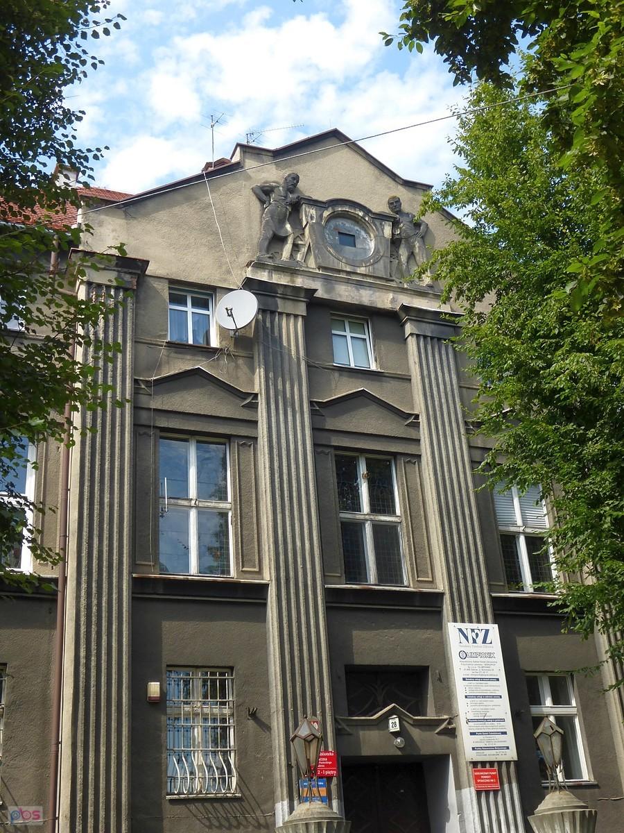 Szkoda, że zasłonięte drzewami i prawie nie widać z ulicy