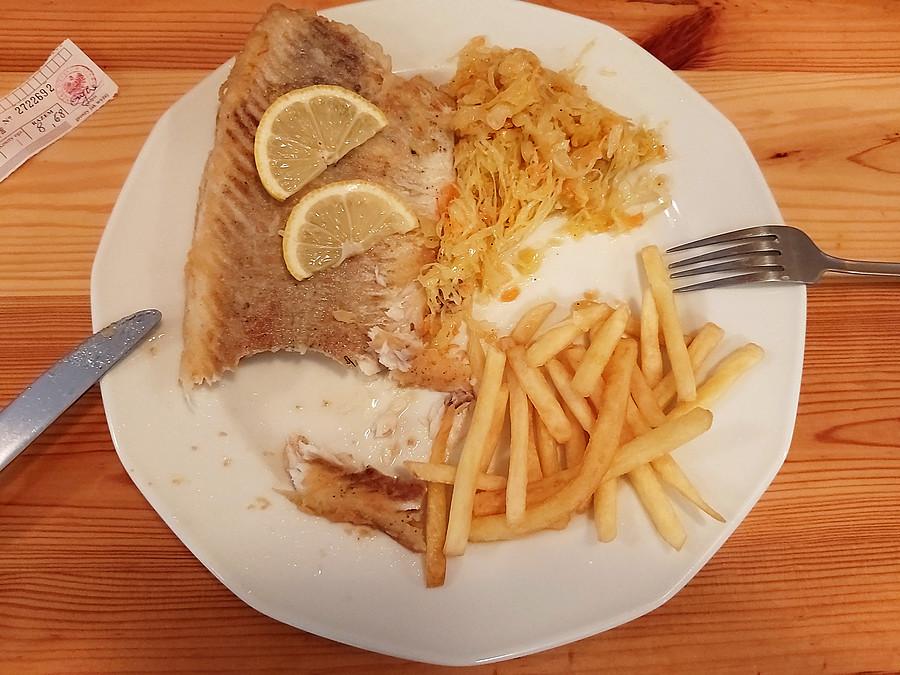 Ryba z cytryną, frytki i surówka z kapusty