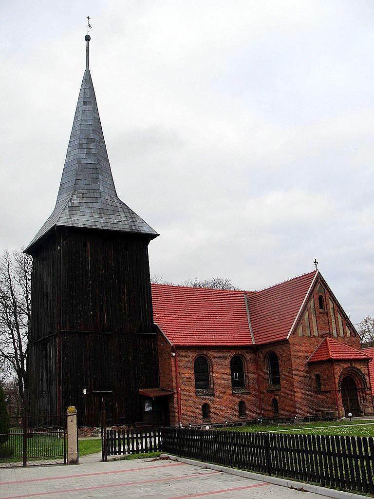 Kościół z drewnianą wieżą z XVIII wieku w Sieniawie