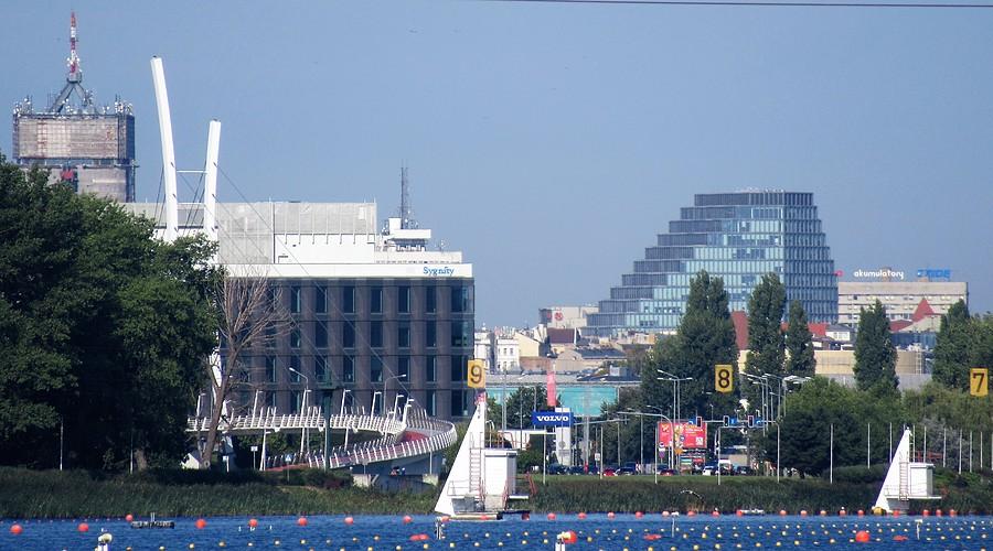 Od lewej: budynek Uniwersytetu Ekonomicznego, kładka i okolice Galerii Malta, Nowy Bałtyk, Akumulatory