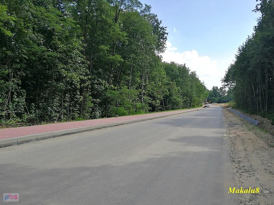 Kawałek nowego asfaltu na 913 i ścieżka, niestety z kostki