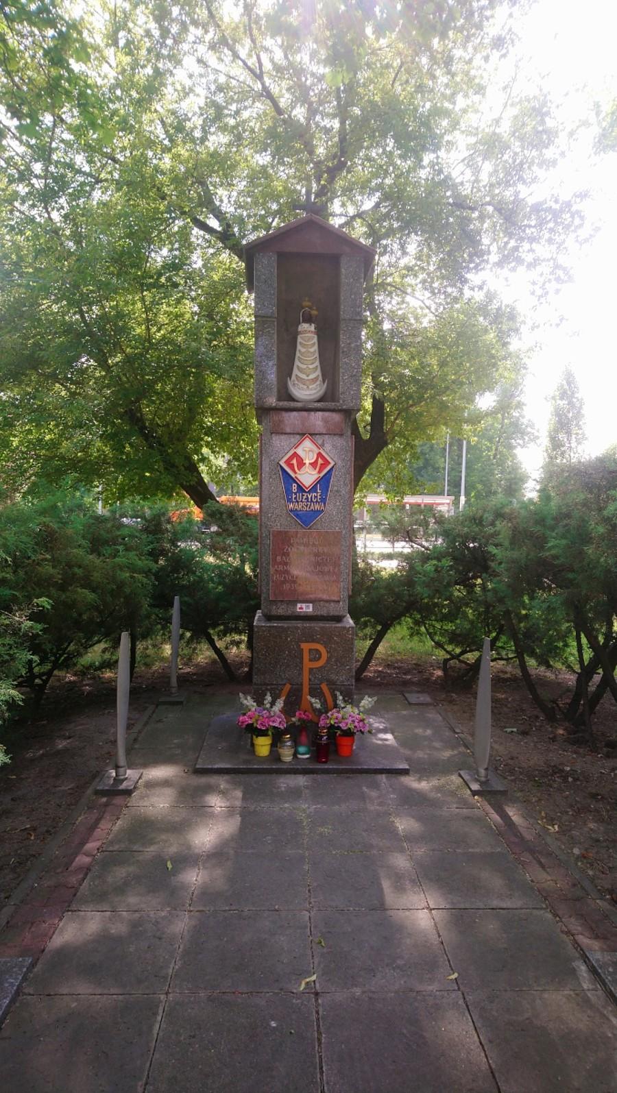 Pomnik - kapliczka na rogu Żwirki i KOR