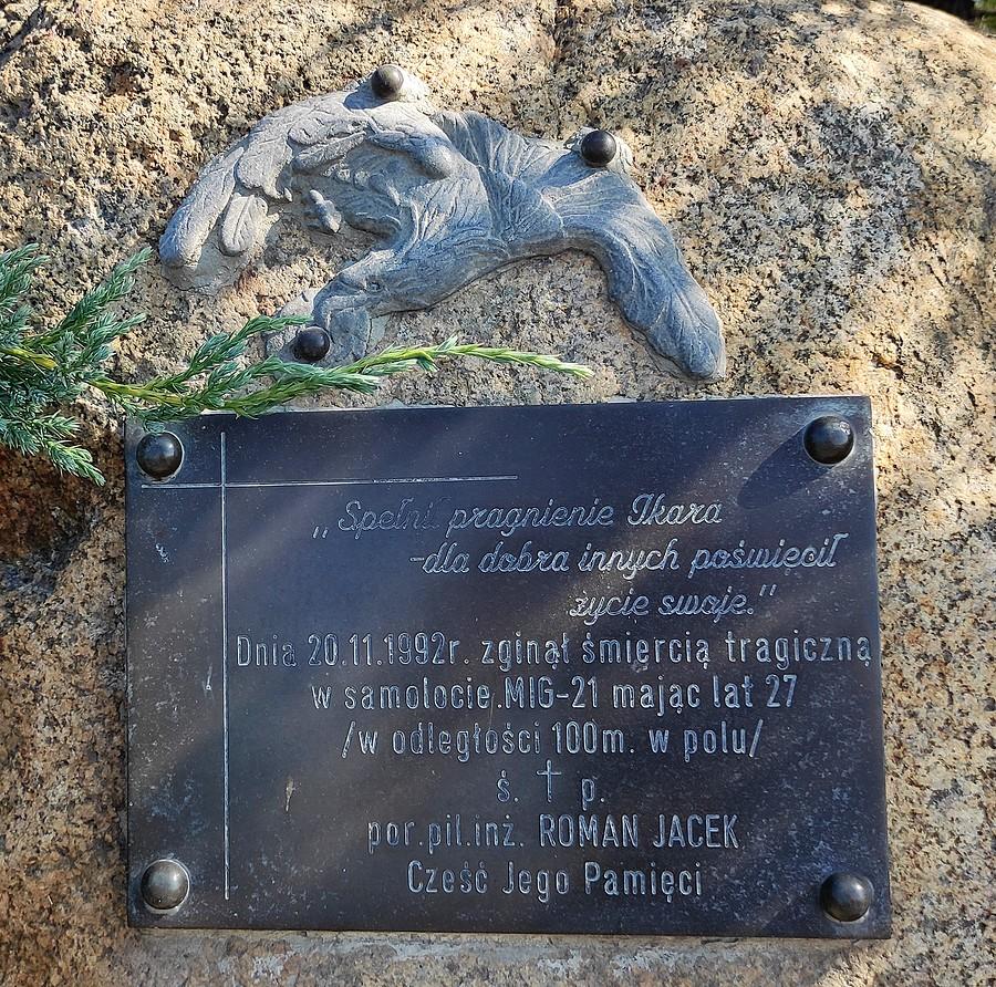 Tablica pamiątkowa zmarłego pilota, Palędzie