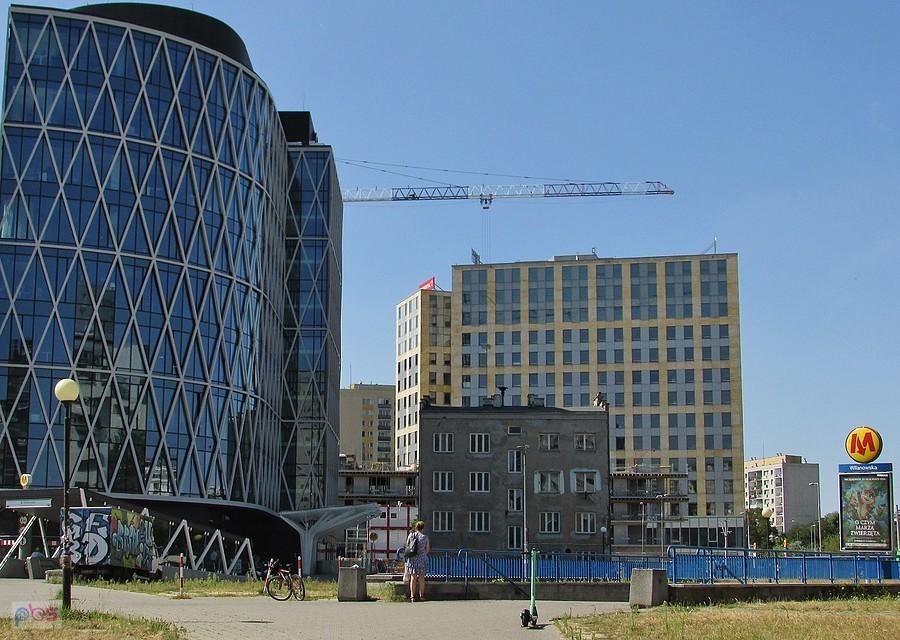 Kamieniczka pamiętająca Dworzec Południowy przy wejściu do Metra Wilanowska