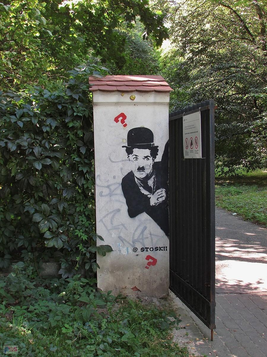 Charlie Chaplin skrada się przy wejściu do Parku Królikarni