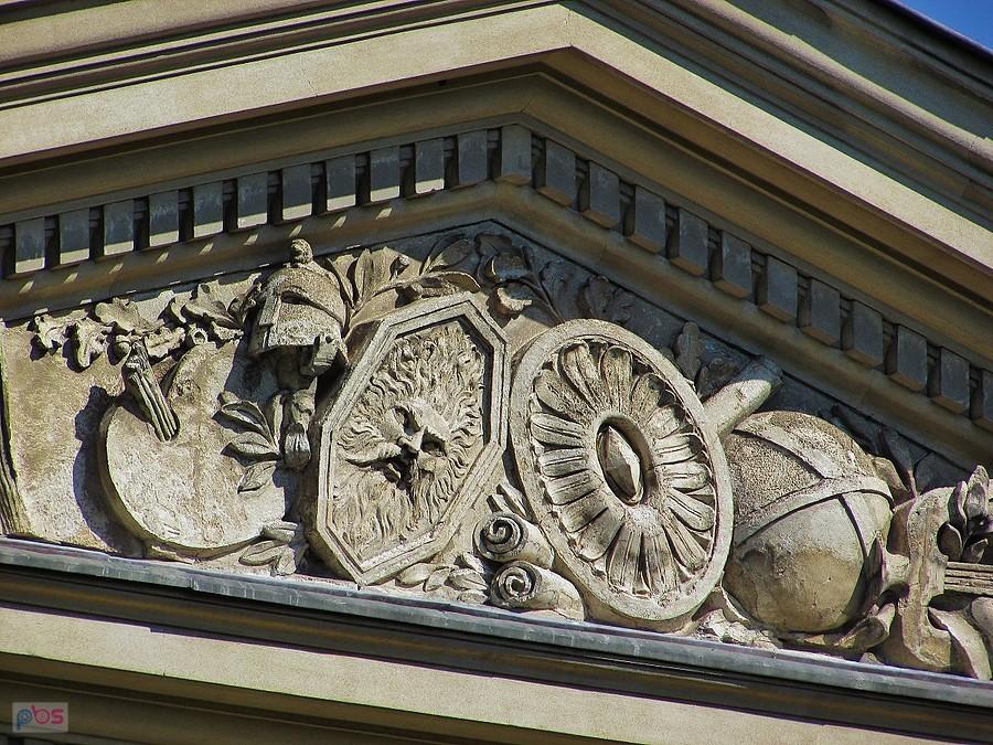 Tympanon Pałacu Królikarni wypełniają ciekawe przedmioty które podkreślały szerokie horyzonty własciciela