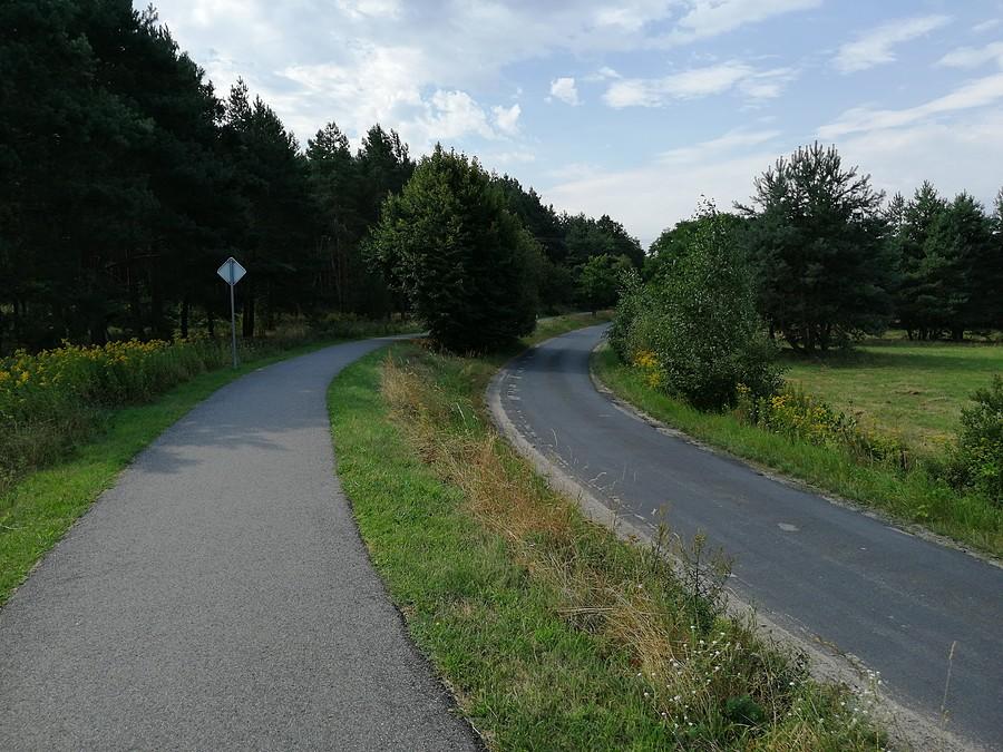 Ścieżka rowerowa, która zastąpiła kolejkę wąskotorową na odcinku Ruda Milicka - Sułów.