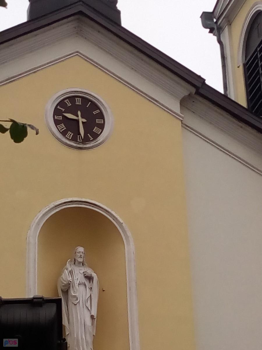 Kontrola czasu. Coś zegarowi mocno się spieszy, jest o całą godzinę do przodu