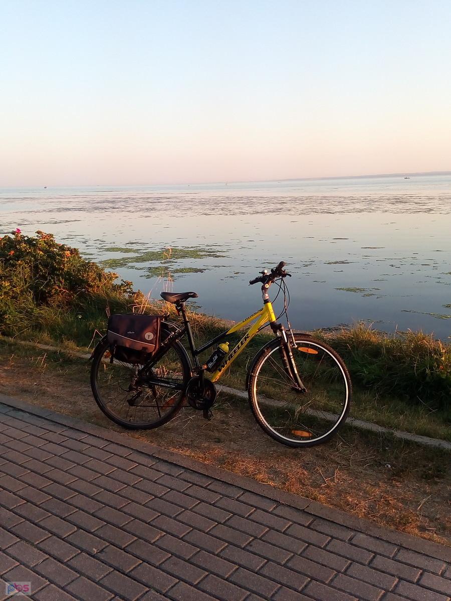 Rower z sakwami nad zatoką
