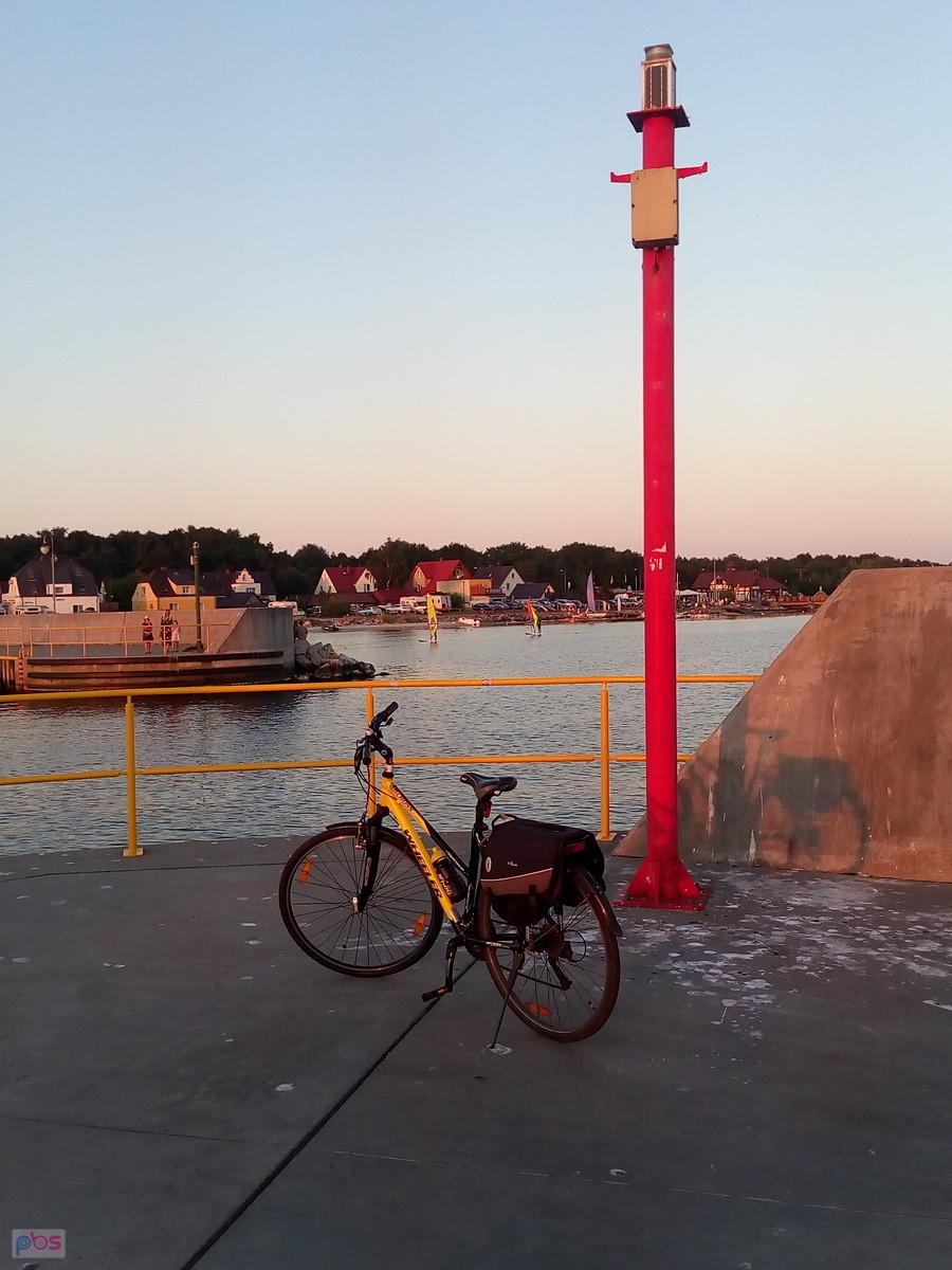 Rower z sakwami przy porcie