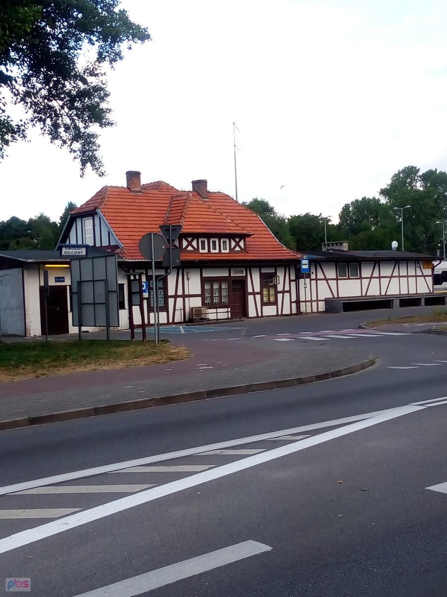 Dom szachulcowy z czerwonym dachem przy skrzyżowaniu